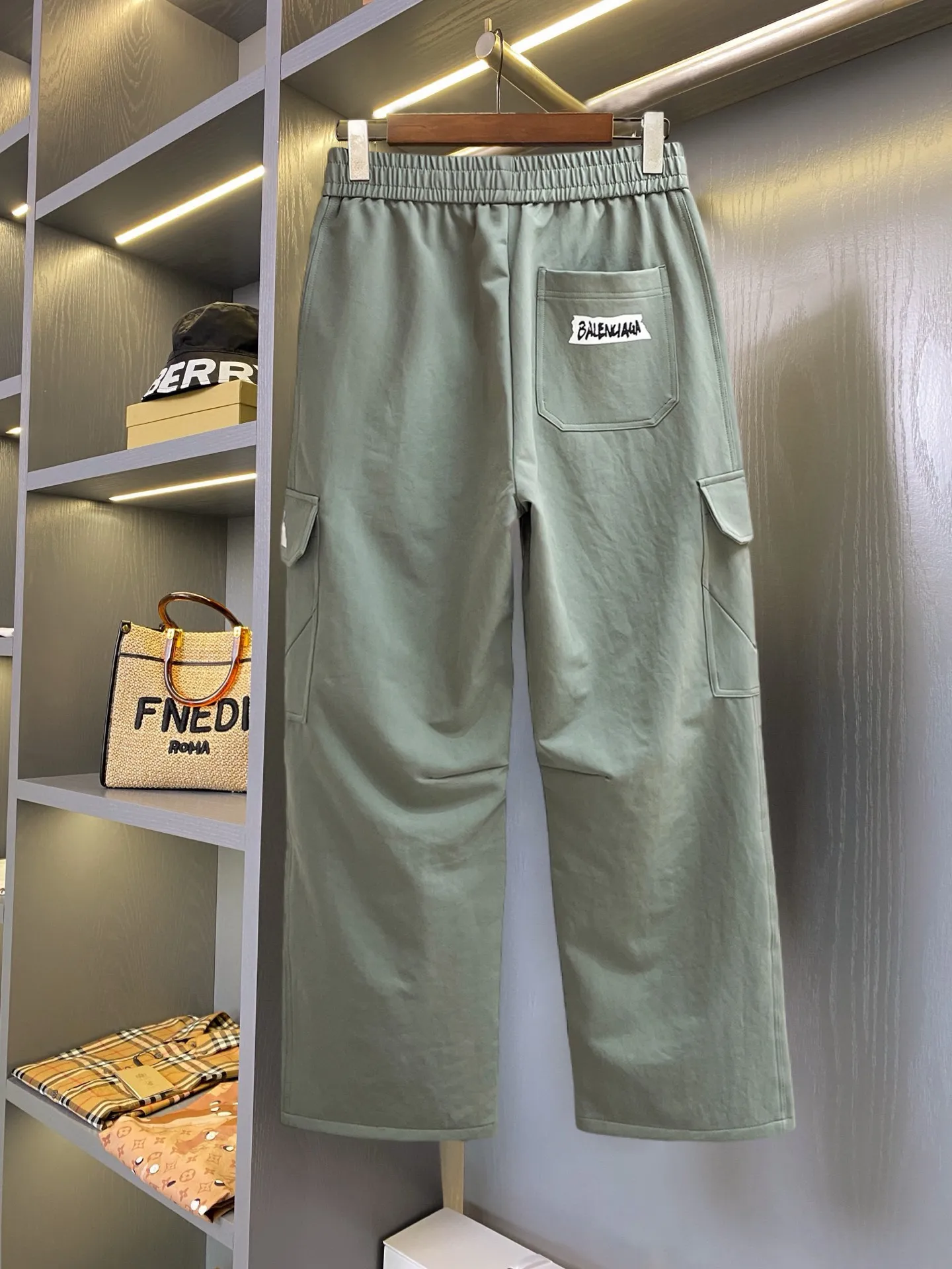 Balenciaga [High Version] 2026 Autumn and Winter latest products, available at counters at the same time, Original product, fashionable casual trousers and casual trousers, using imported original fabrics, top-grade embroidery 🪡 craft letter pattern logo, original hardware accessories decoration, simple yet fashionable, fashionable and handsome upper body, Sizes: M-3XL